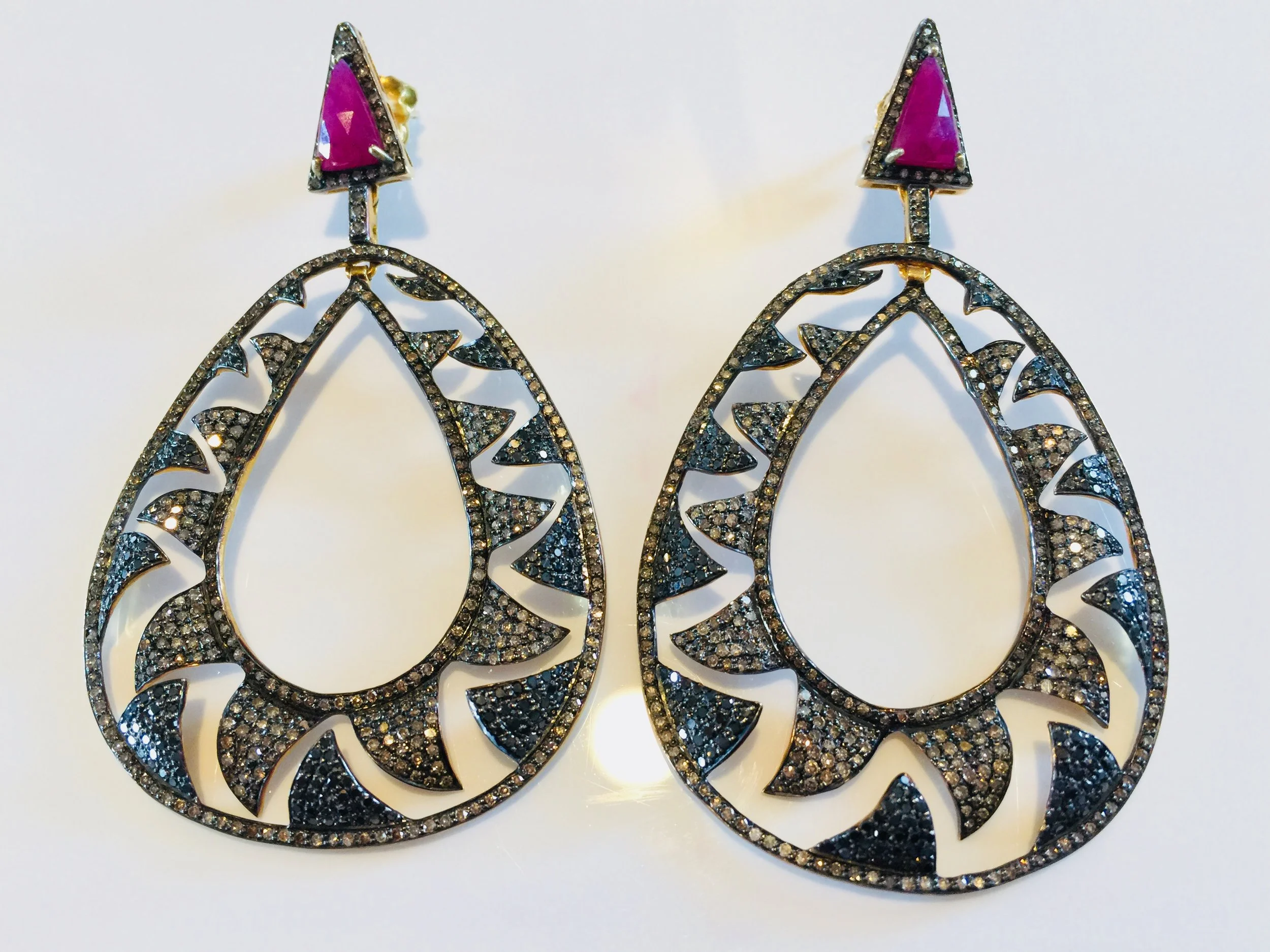 Interlocking Claw Earrings 6.22 Black and Champagne Diamonds