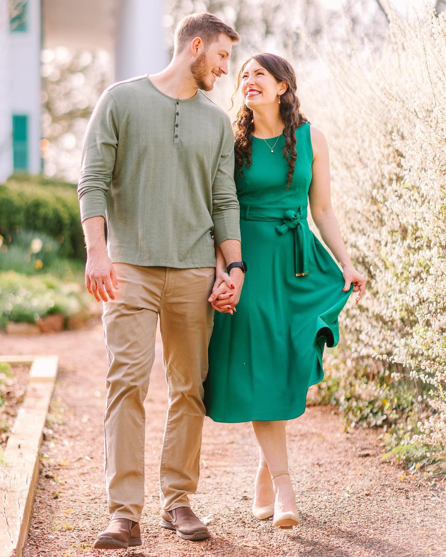 Loved this engagement shoot in Roswell GA and can&rsquo;t wait for their May wedding. Spring is here which means so are alllll the photo sessions! Bring it on 😍