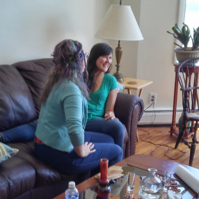 Val Roder (Mel) and Emily Gardner Hall (Jamie) on set