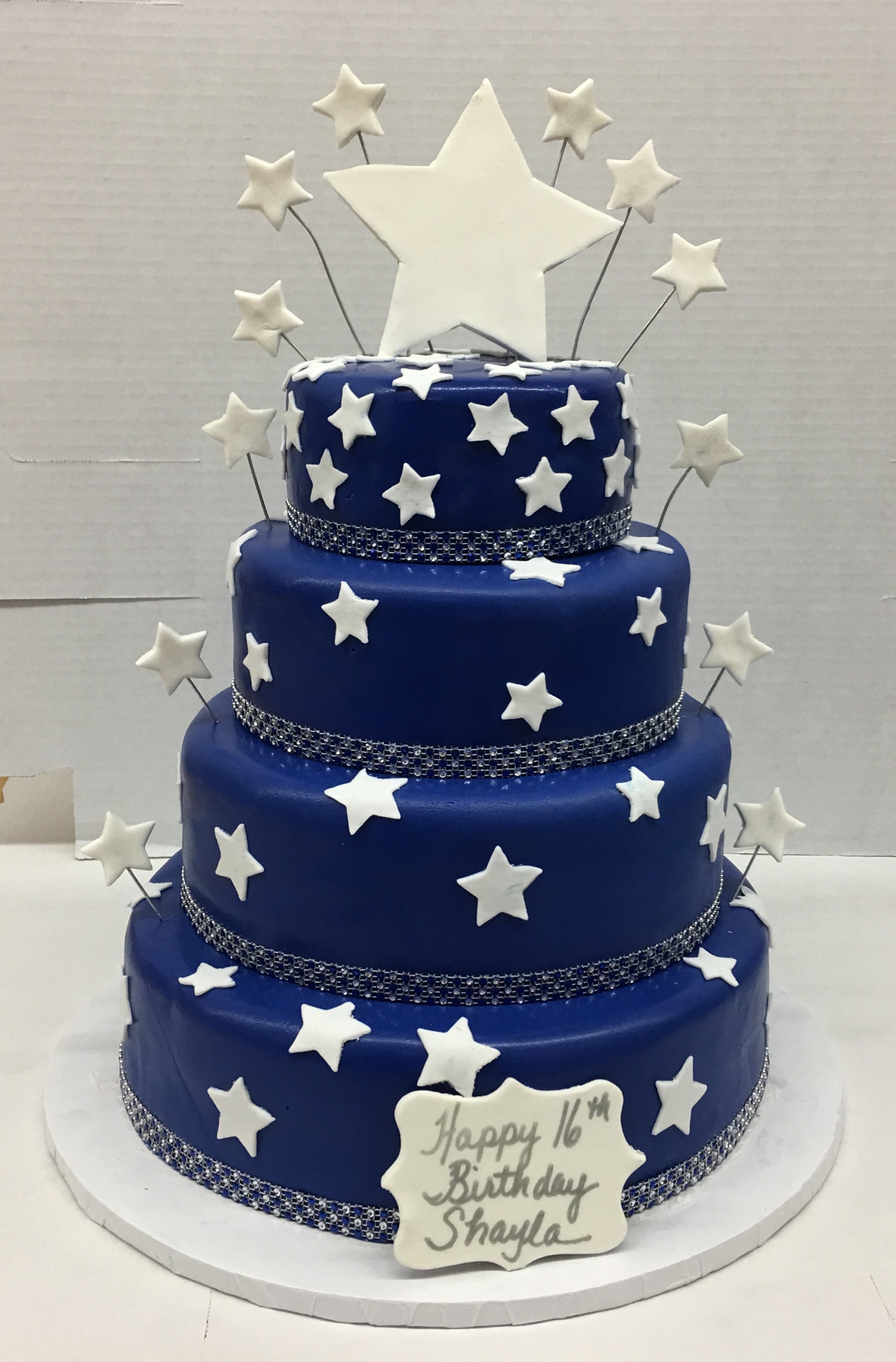 Белый торт мальчику. Торт со звездами. Двухэтажный торт для мальчика. Торт ЕС день рождения мальчика. Стильный торт для мальчика.