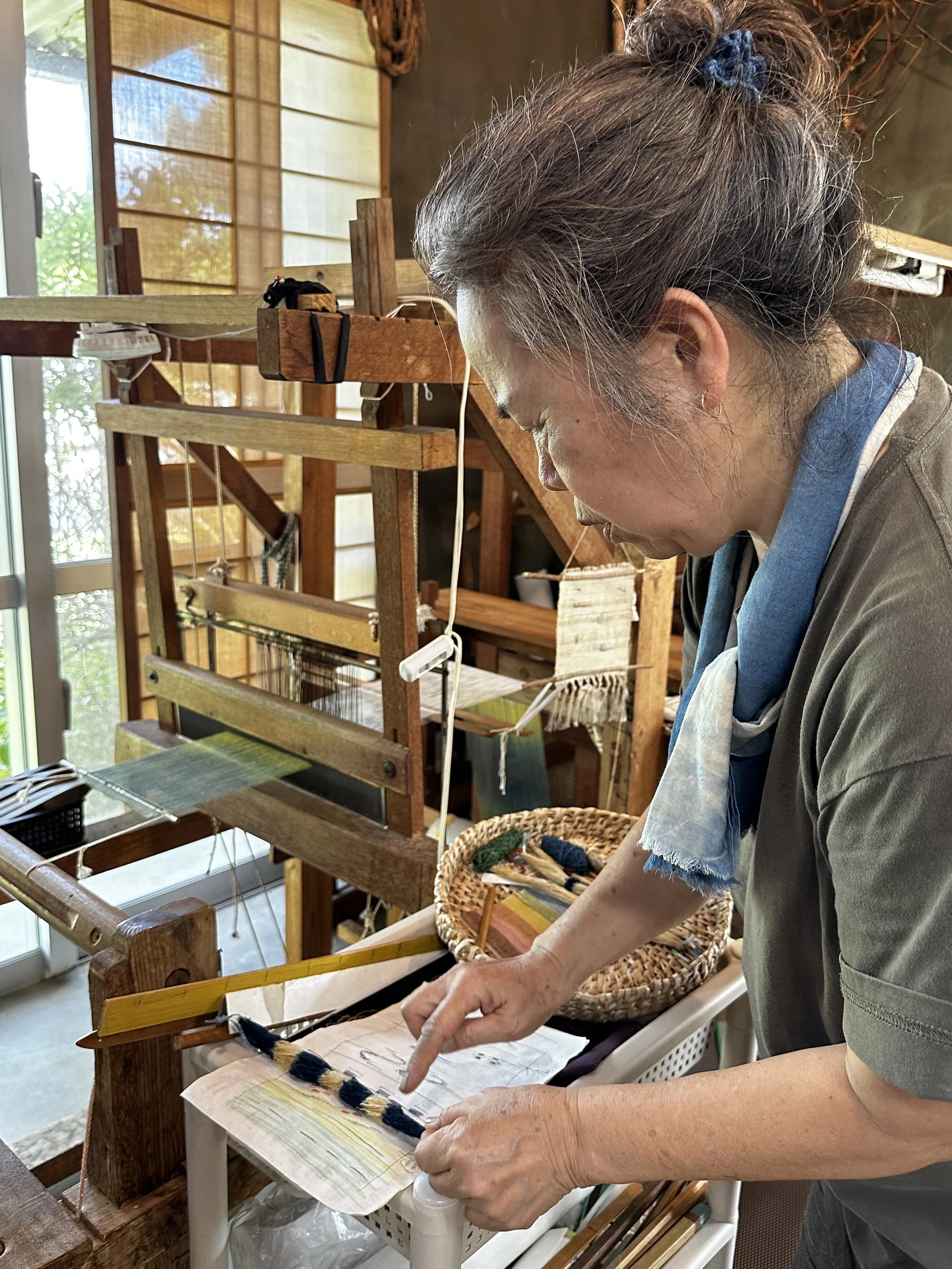 master plant weaver of Yaeyama jofu Matsutake San