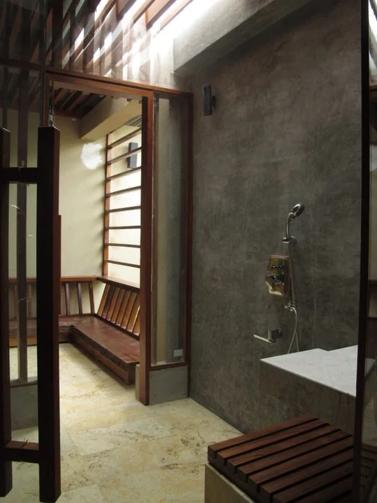 Guest room's bathroom