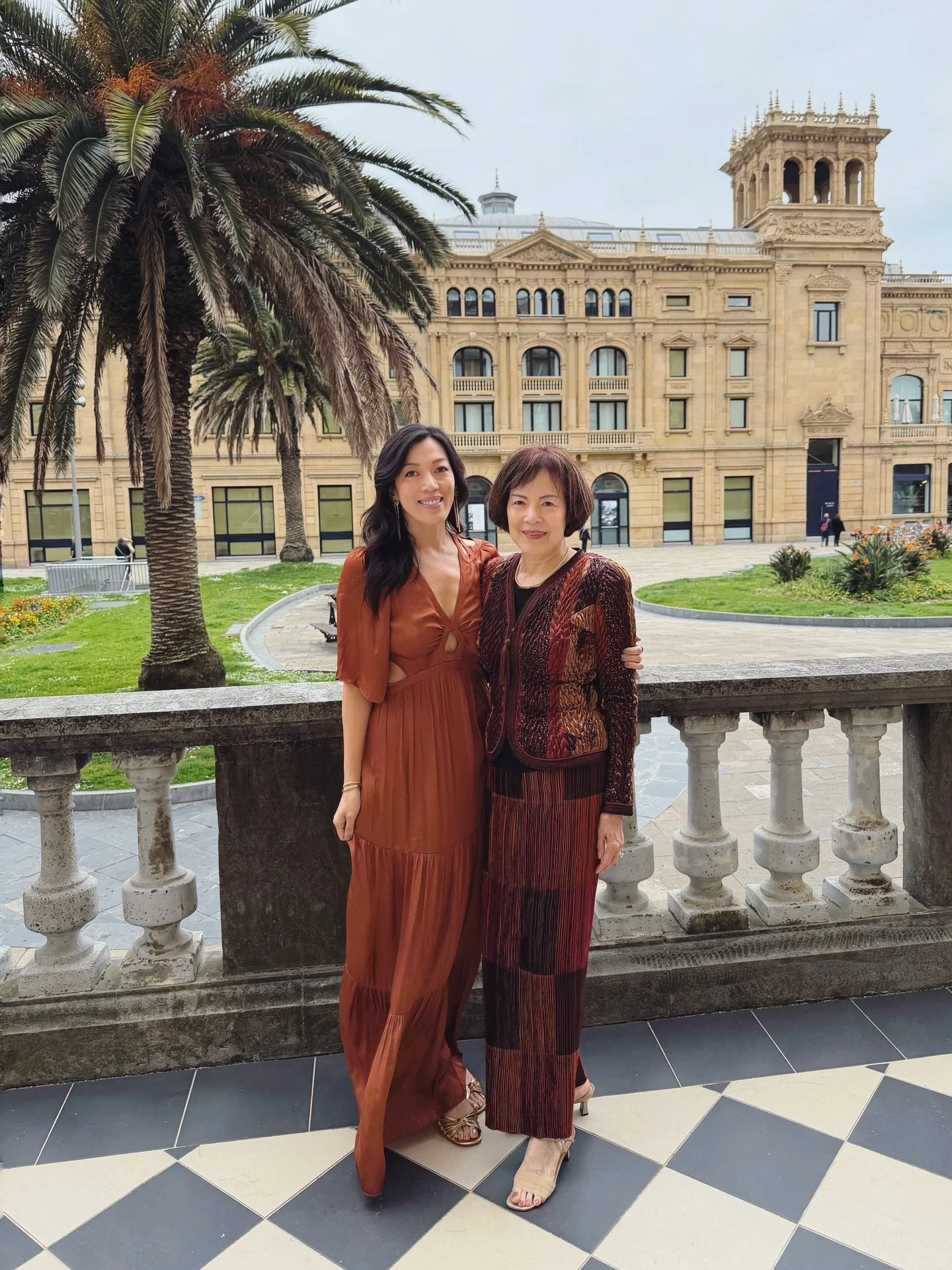 Mi familia 🫶
My amazing mother, who for the first time met
My future husband.
Three sisters with their three daughters.
Parents and partners and cousins and children.
So many others who weren&rsquo;t able to attend.
Including my father&hellip;
Celeb