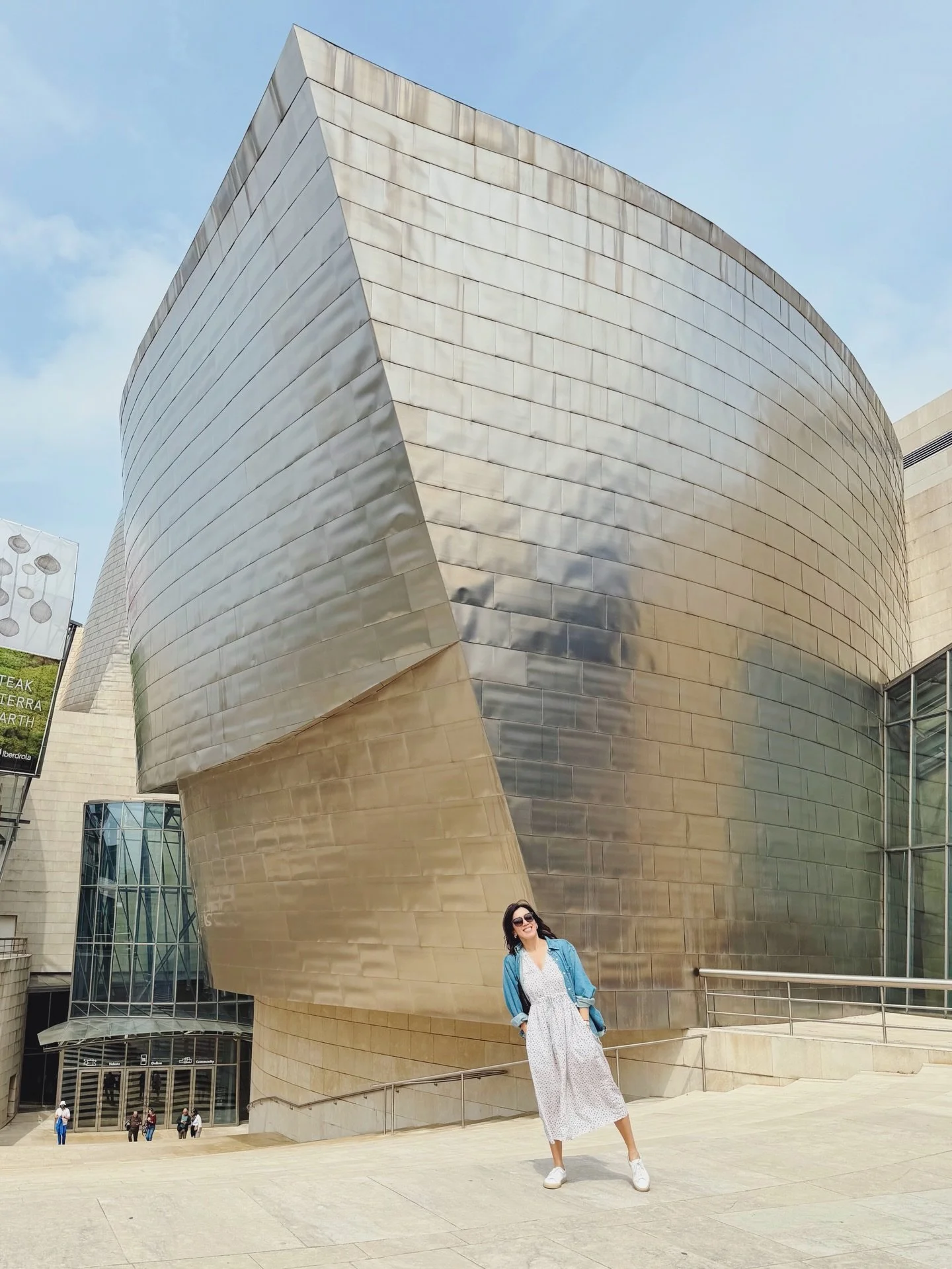 Bopping around Bilbao ~

&hellip; back-to-back sunshine/thunderstorms, late night river walks, crossing over bridges, a solid flat white + yogurt bowl situation, Guggenheim outside (curvy goodness, xxl flower dog) and inside (color, scale &amp; goth 