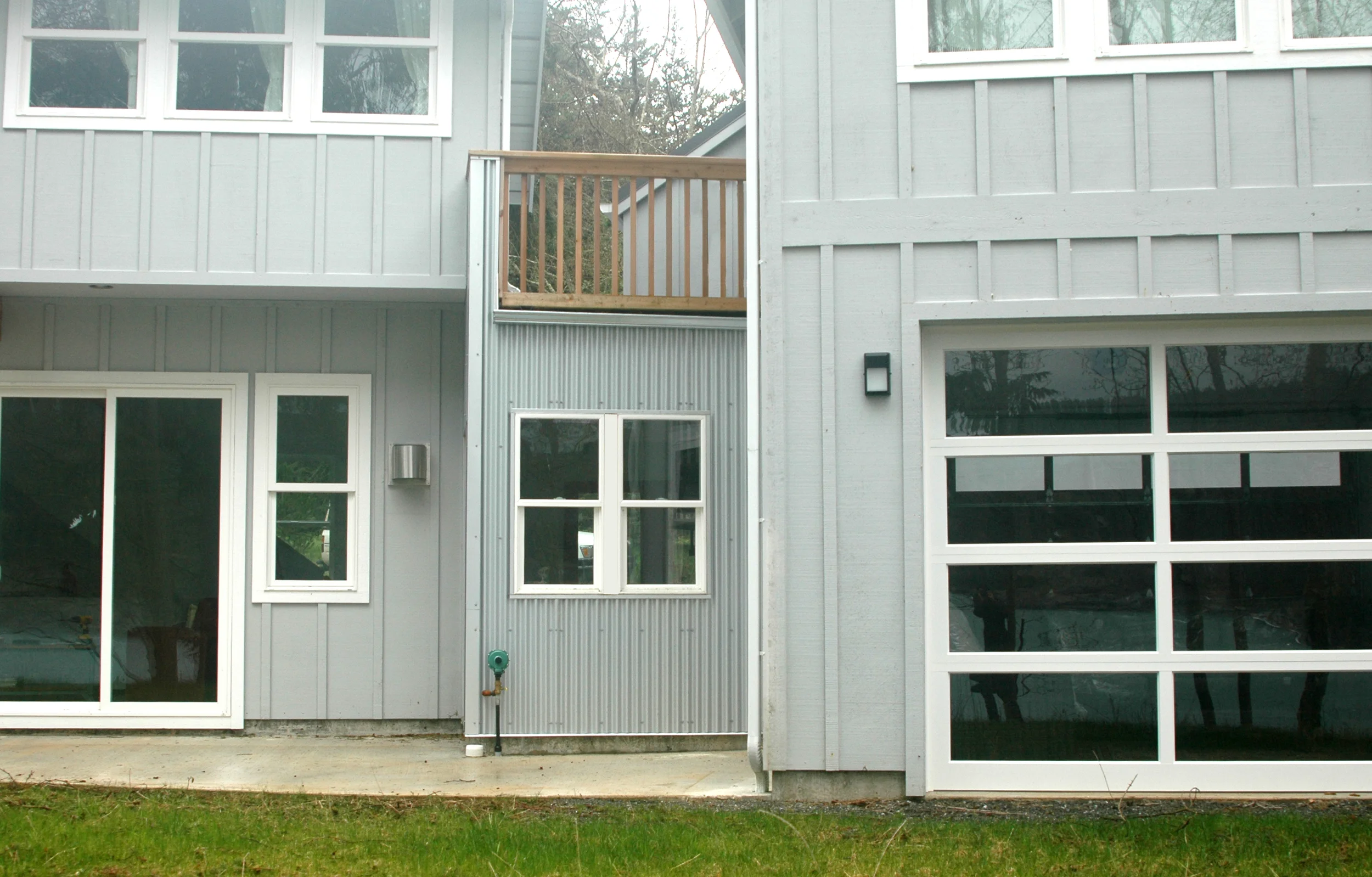  the main house and the garage portion are connected by a piece that serves as an entry, a passageway and a deck. it also houses a spiral stair to access the suite above the garage. &nbsp; 