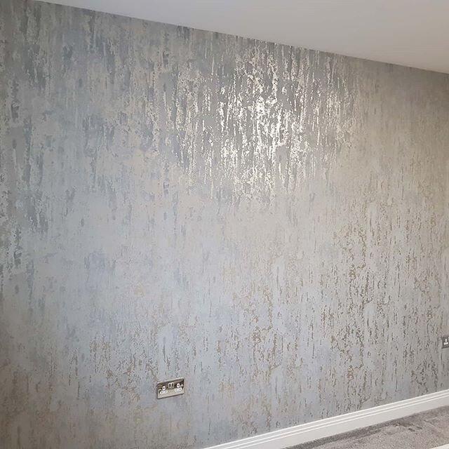 A couple of pics from another feature wall installed last week in #Blackrod. This is Cobra 111167 by @anthologyfabrics from @horwichcarpets #Boutiquewalls #luxurywallpaper #bedroom #interiors #homedecor #shimmer #decoratingideas #bedroomideas