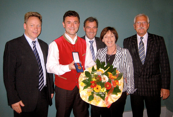 Erste Glückwünsche überreichten Herr Worm, Herr Bernward Müller, Frau Christine Zitzmann (Landrätin Landkreis Sonneberg) und Herr Greiner (siehe Foto v.l.n.r.).