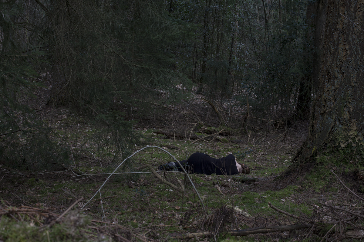 Doe alsof je dood bent, om te laten zien dat je geen bedreiging bent. Pretend you are dead, to show you are no threat. 