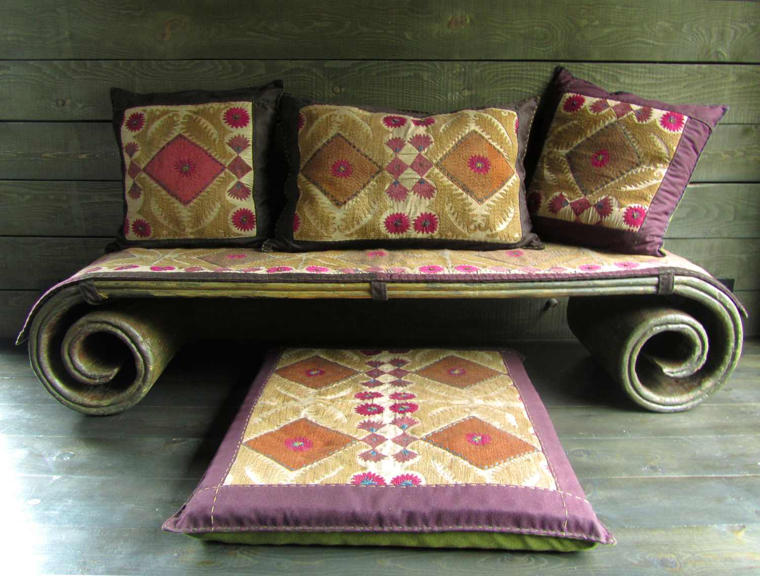 Coussins 1, 2, 3 (vendus) • Tapis 4 • Banc 5 • Coussin au sol 6