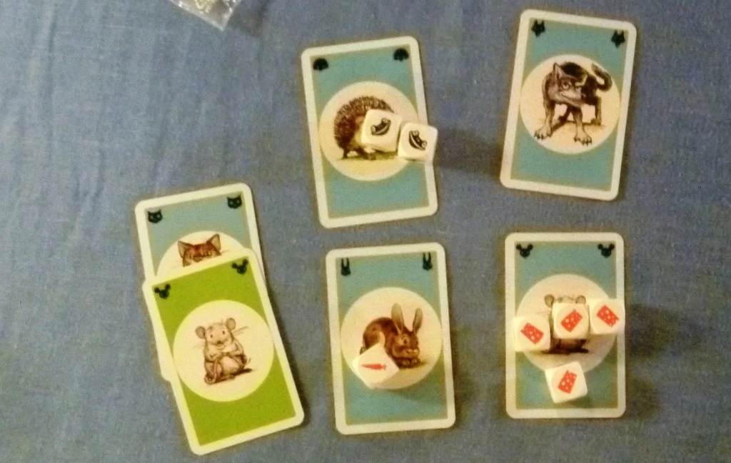 The Blue players score at the end of a round, 2 pts for each red die and 1 pt for every other die and card. 18 points.