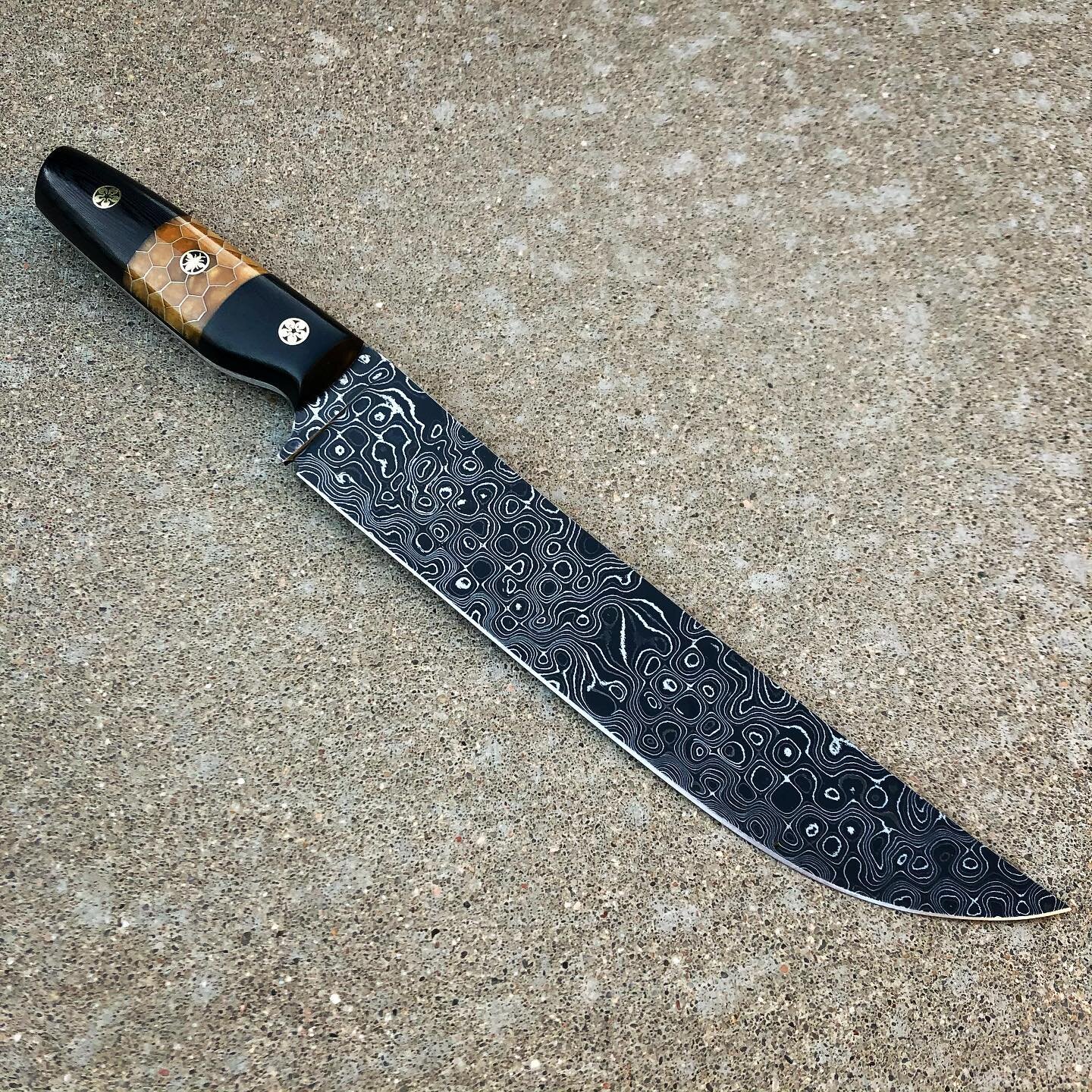 Custom order project from last year that was one of my favorites: XL Damascus blade with a gold honeycomb and G10 handle, along with custom flower and bee mosaic pins for an extra touch of detail.