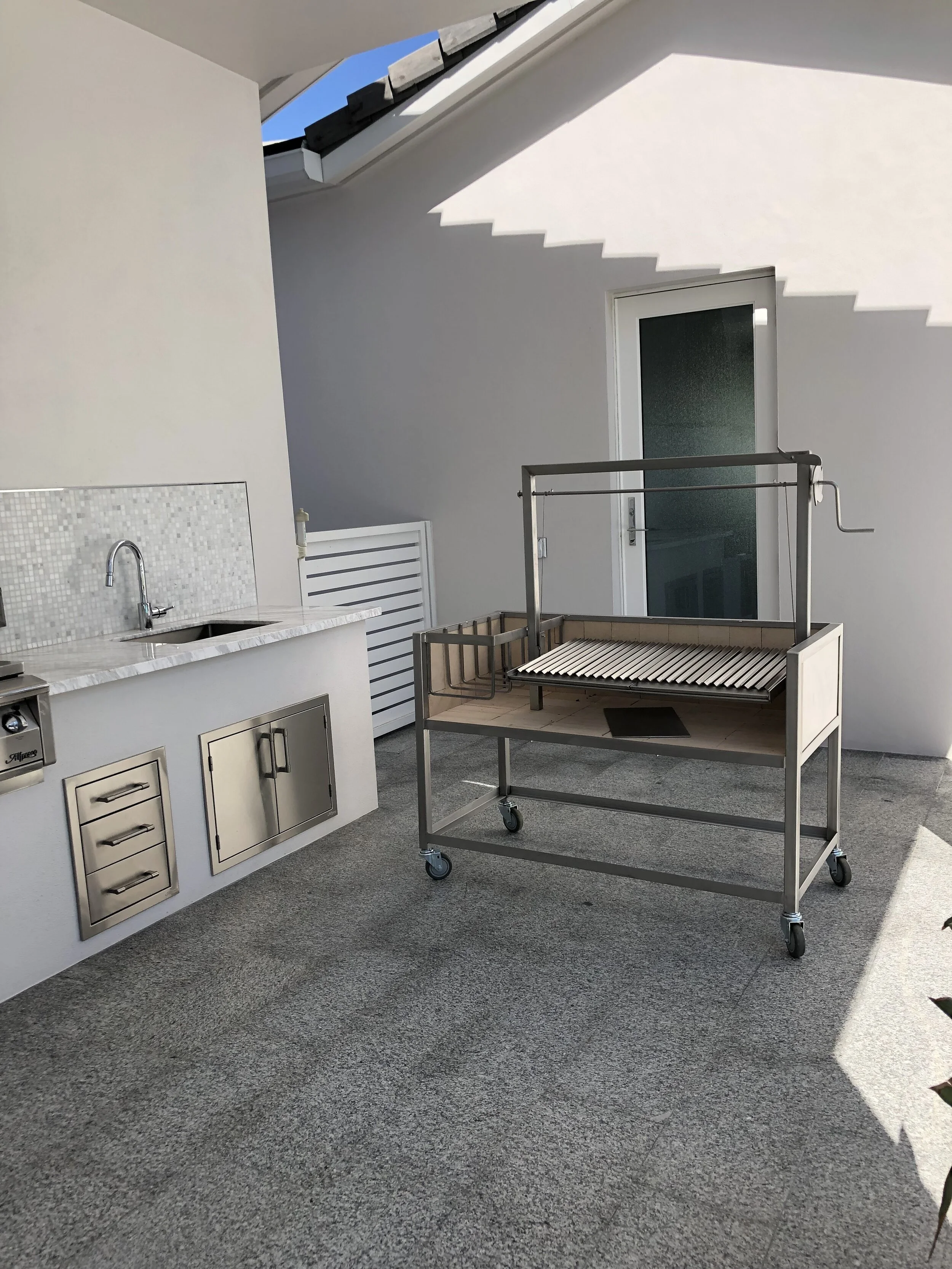 Urban Asado 720 Freestanding Grill