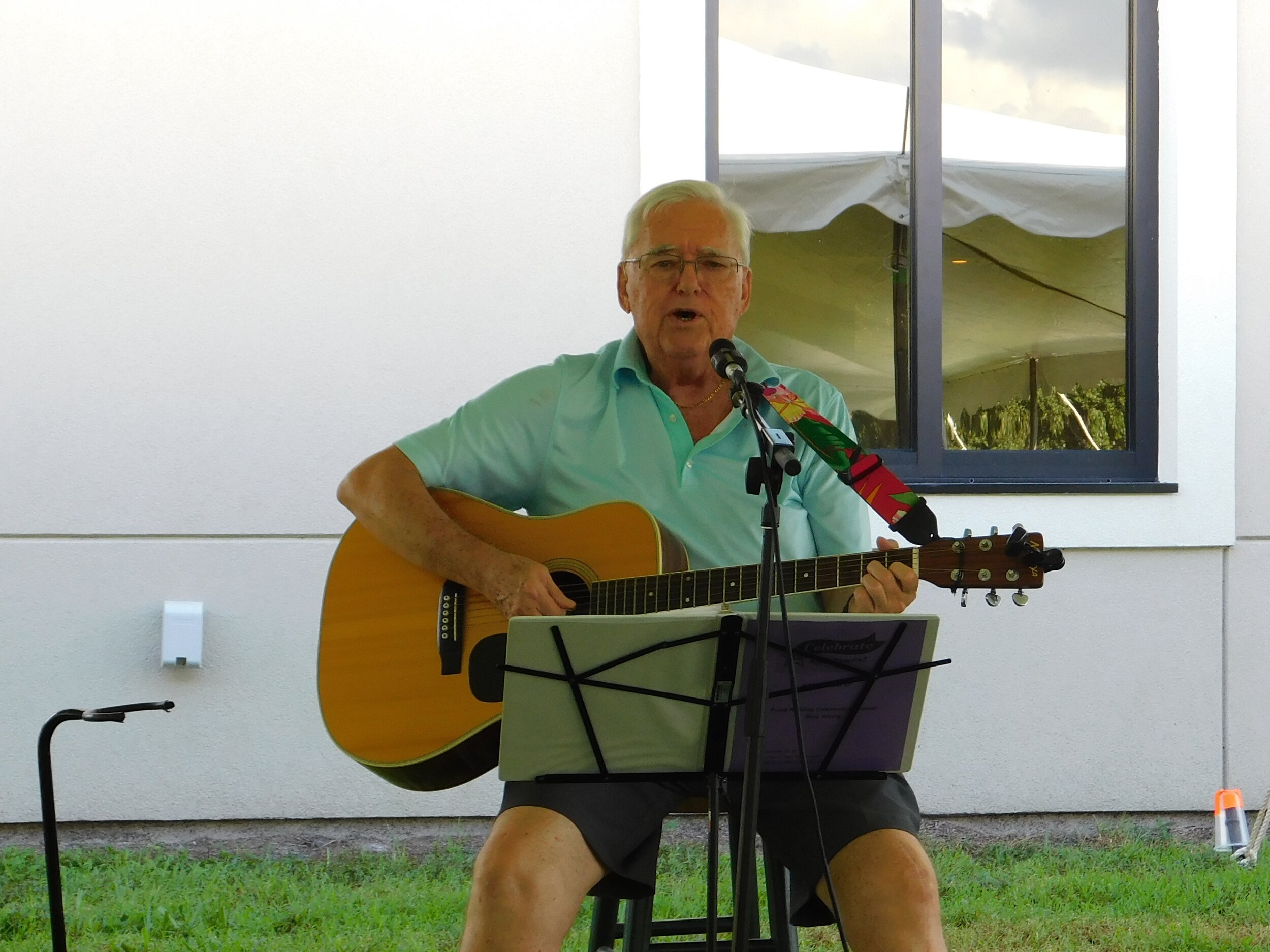 Denis Larson entertains FFF 2019.JPG