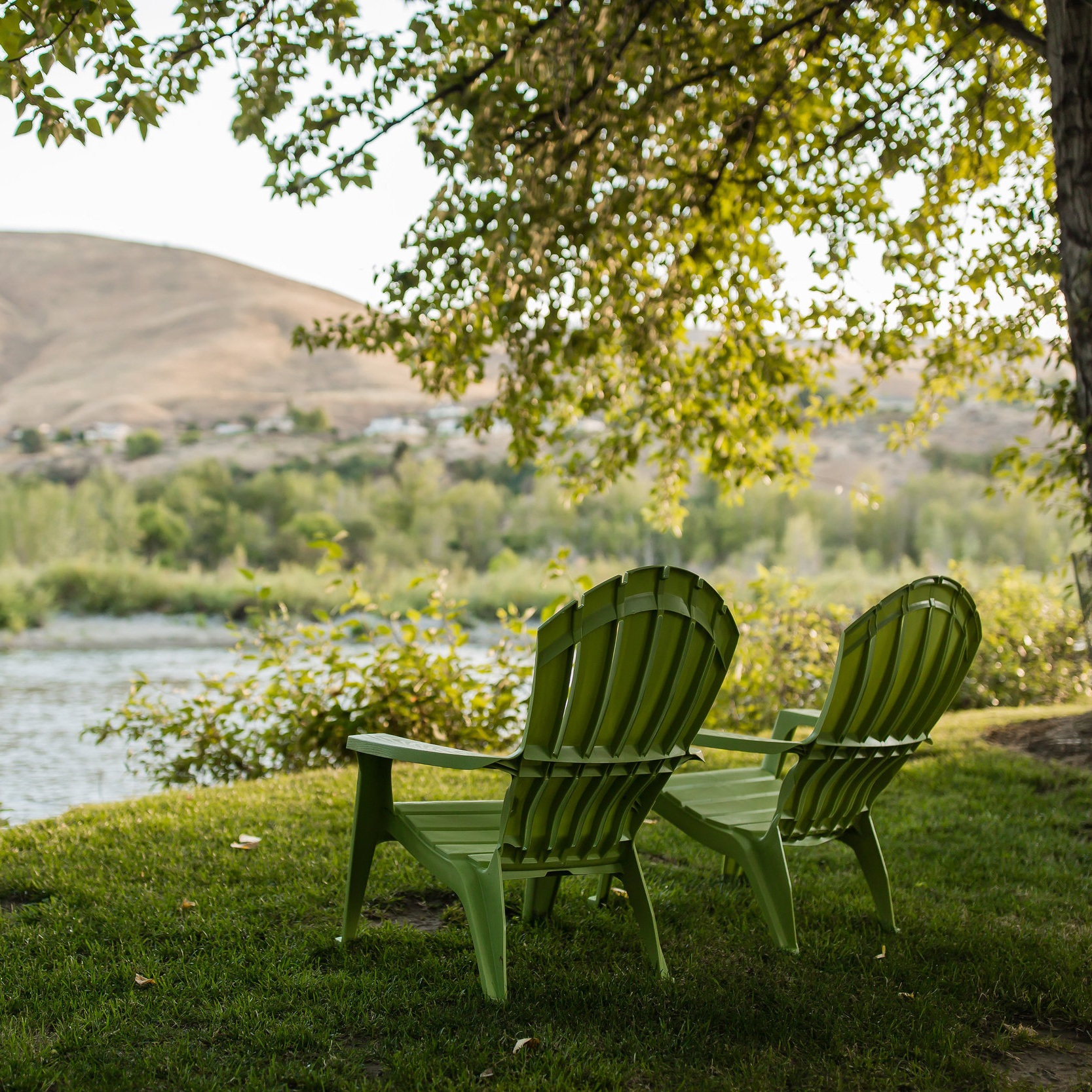 Green+chairs+by+the+river+%282%29.jpg