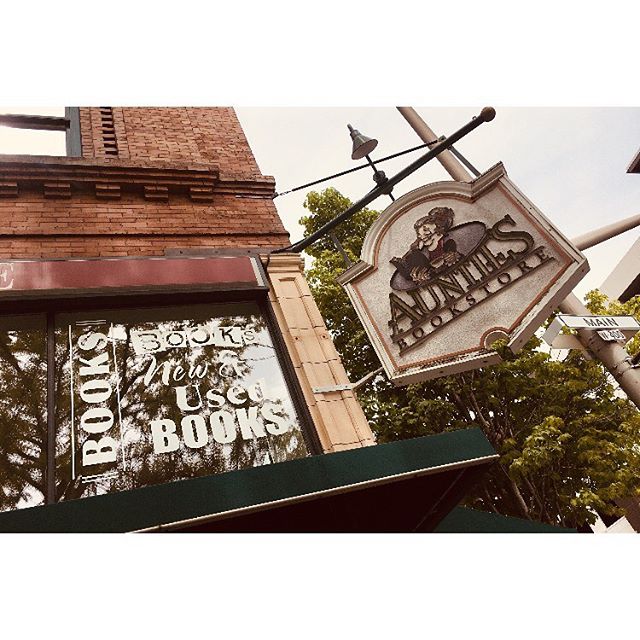 When temps get up in the 80s it’s time to stock up on dock reading material at independent local bookstores @auntiesbooks in the @spokanelibertybuilding, @well_read_moose in CdA, @basecampbooks in Roslyn 👌
____________________
#fieldandcompass #spokane #coeurdalene #upperleftusa #cascades #roslyn
