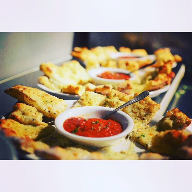 Friday night = the proper time for cheesy bread... and perhaps a stiff drink; both can be obtained at the new @veraci_spokane bar 👌👌👌
_________________
#fieldandcompass #spokane #uncommonpnw