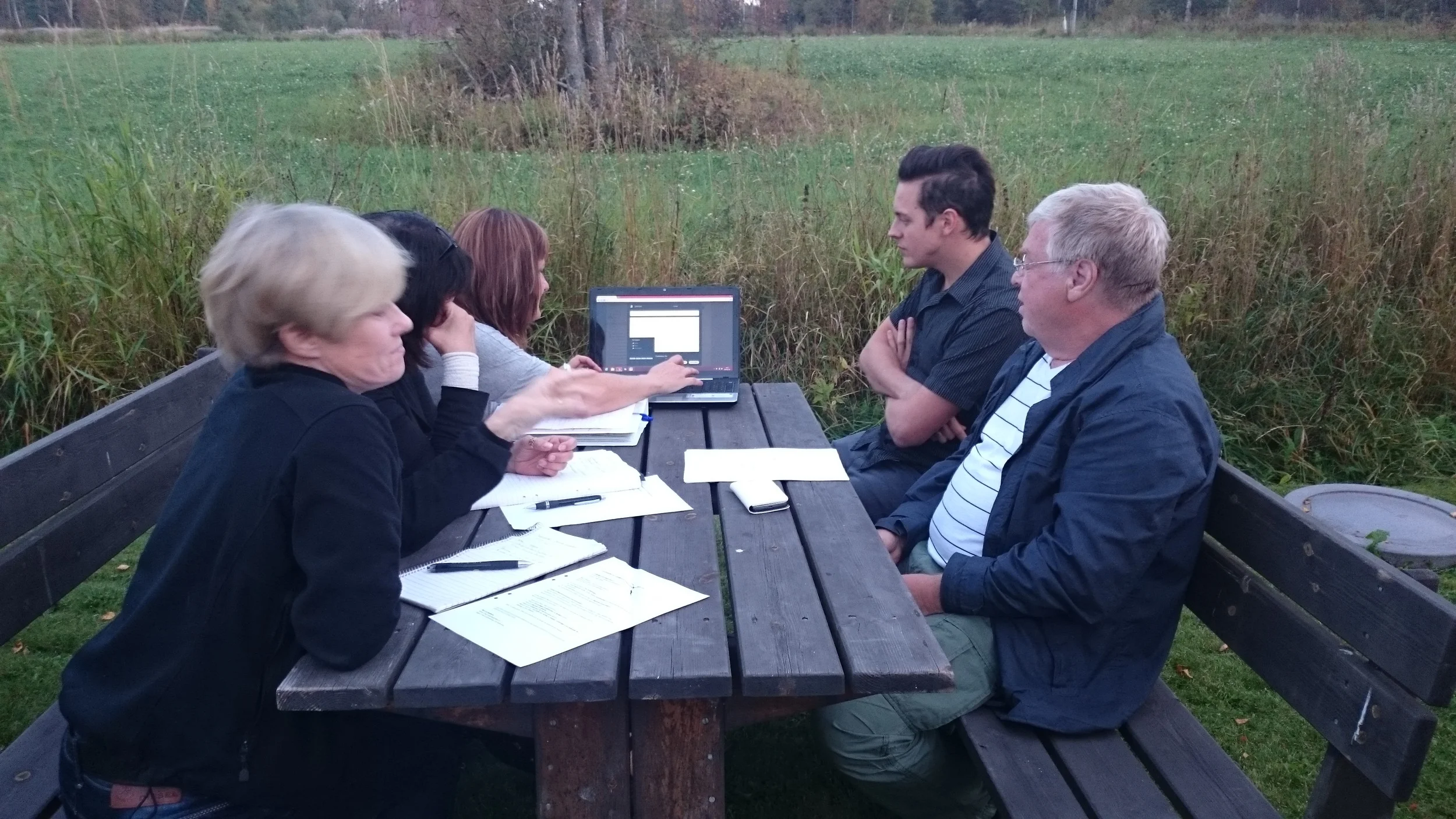 Göran, Magnus, Helena, Fredrik, Lena och Mia i webbgruppen försöker få internet att fungera trots dålig 3G uppkoppling.