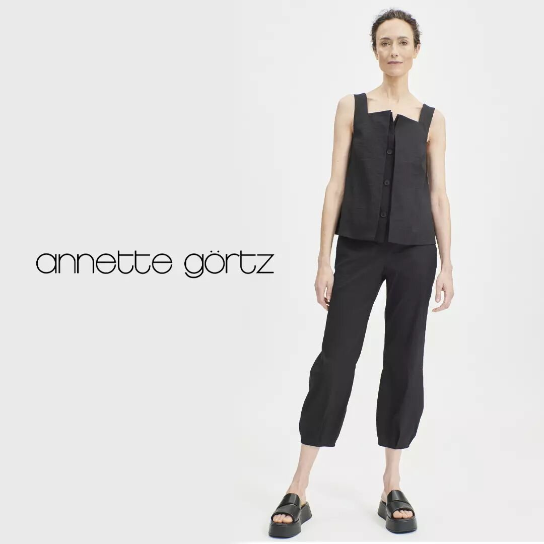 Discover the world of @annette_goertz_official in this ensemble: AL camisole and ALIN pants, a soft blend of linen and cotton 🖤

#boutique5av #jadore5av #modemtl #modemontreal #camisole #pants #dresstoimpress #ootd #sprin