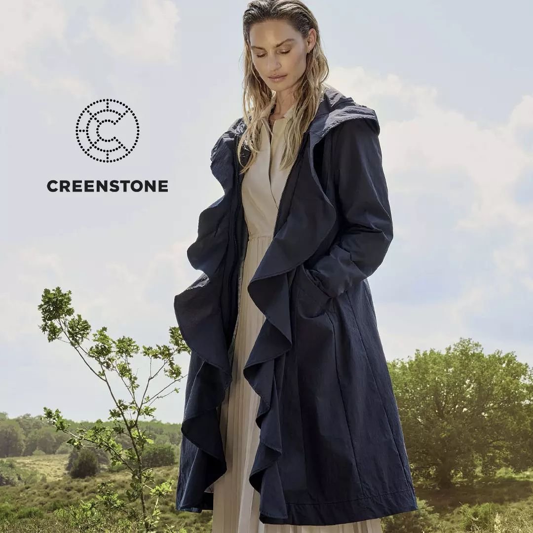 The JOLENE coat (available in black only) by @creenstone 

🖤 Crinkled stretch fabric
🖤 Elegant front ruffles
🖤 Hood with shawl collar
🖤 Centra zip closure