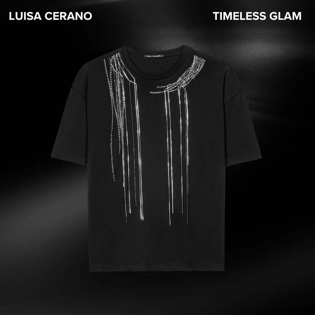 Envie d'une touche de glamour sans effort ?&nbsp;⛓️ 

Ce tee-shirt sign&eacute; @LUISACERANO incarne l'&eacute;quilibre entre d&eacute;contract&eacute; et &eacute;l&eacute;gance ! Les cha&icirc;nettes et strass ajoutent la juste touche de brillance p