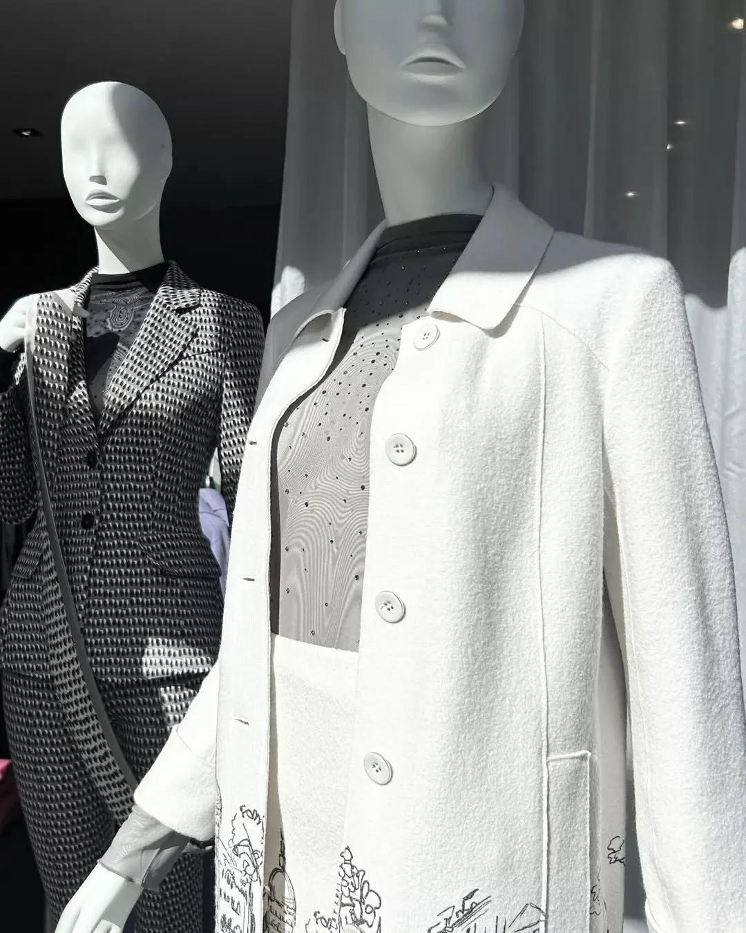 Tel que vu en vitrine !&nbsp;✨ 

Nos mannequins d&eacute;voilent des looks totalement Marc Cain issus de la collection '' City Tour ''. Des ensembles coordonn&eacute;s qui marient modernit&eacute; et f&eacute;minit&eacute; &mdash; qu'il s'agisse d'un