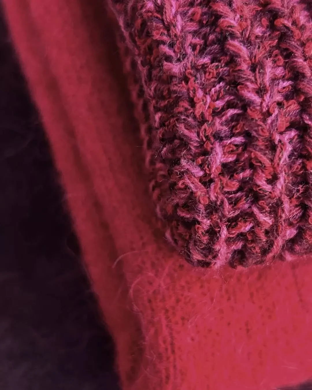 Les feuilles ne sont pas les seules &agrave; rougir !&nbsp;❤️ 

Ode &agrave; la couleur de l'amour, la nouvelle collection @ouifashionofficial est vibrante de passion et d'&eacute;l&eacute;gance. La marque allemande promet avec des mati&egrave;res et