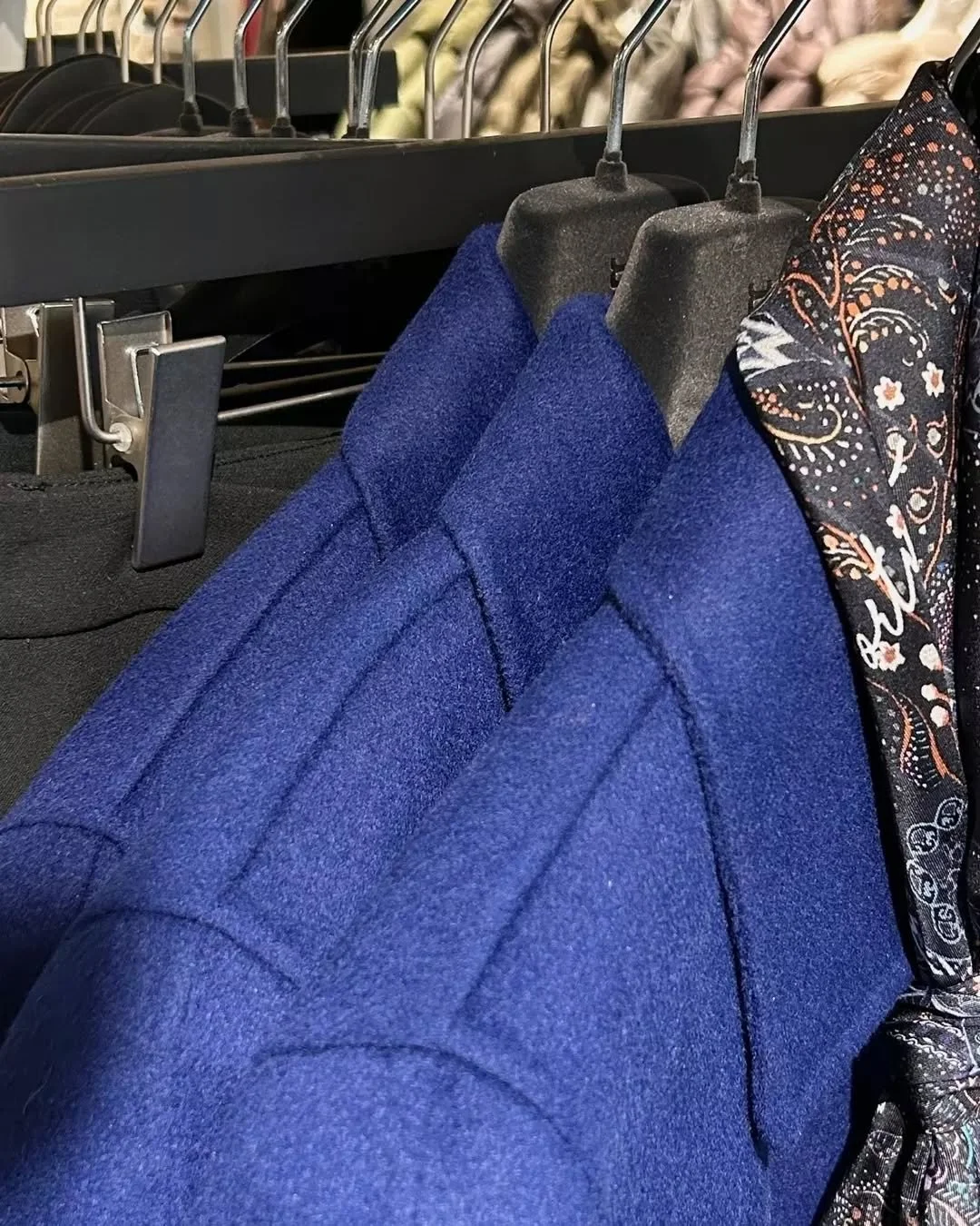 L'&eacute;l&eacute;gance &agrave; la fa&ccedil;on Riani !&nbsp;🔥 

Pour la femme qui n'a pas peur de l'&eacute;l&eacute;gance &mdash; la collection Future Dusk joue avec les codes de la sophistication. Une capsule o&ugrave; les mati&egrave;res duvet