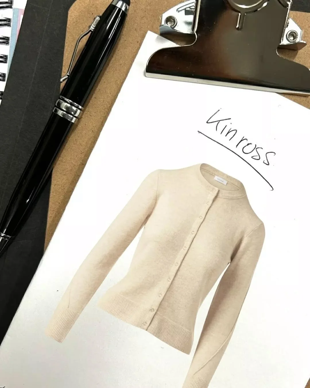 C&rsquo;est le temps des collections croisi&egrave;res ! 🚢

Les pulls de cachemire sont des essentiels de la garde-robe. Kinross vous propose une collection croisi&egrave;re o&ugrave; confort et raffinement se rencontrent. Laissez-vous envelopper pa