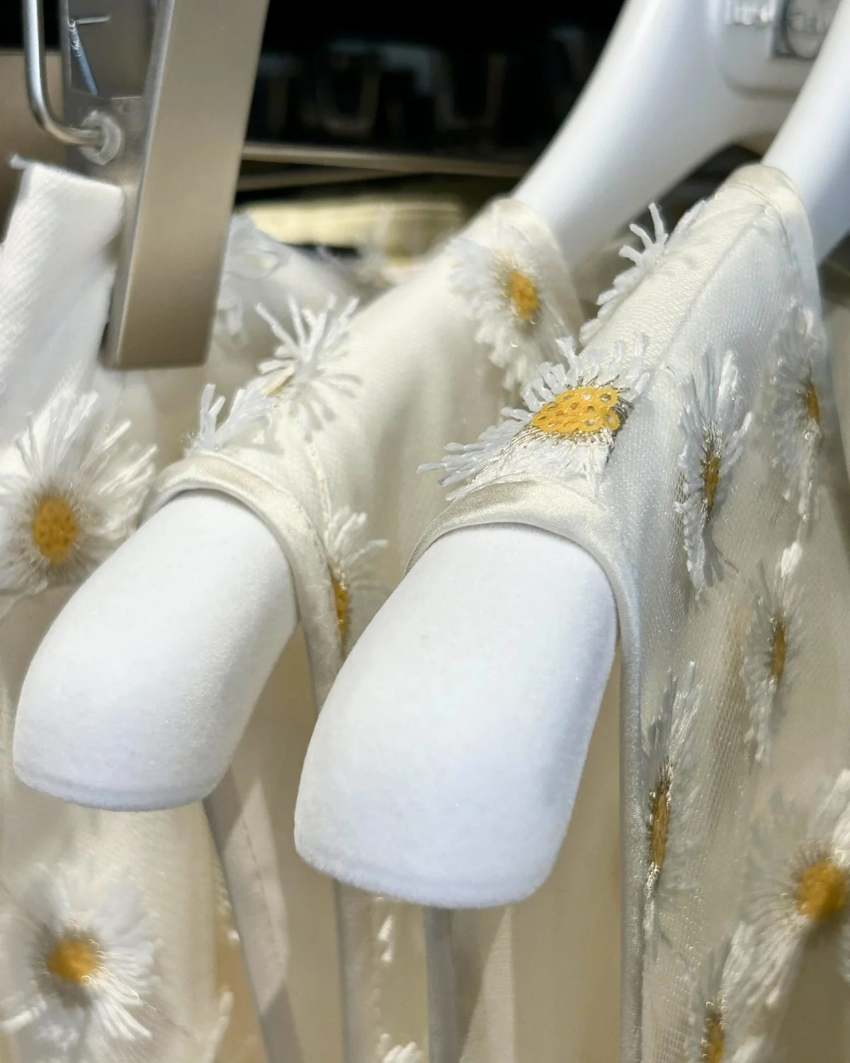 Place au glam printanier ! ✨

Luisa Cerano propose une capsule pour la garde-robe qui s'amuse et c&eacute;l&egrave;bre avec style. La marguerite est mise en lumi&egrave;re avec des appliqu&eacute;s aussi magnifiques qu'&eacute;l&eacute;gants. 

Ce pr