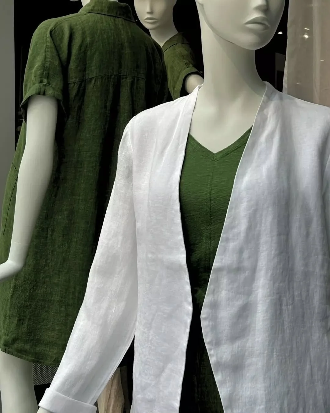 From breathable linen to vibrant green 🌿

Eileen Fisher presents an April collection designed for every occasion. Whether you’re going for a polished or more casual look, green linen pairs perfectly with neutral tones