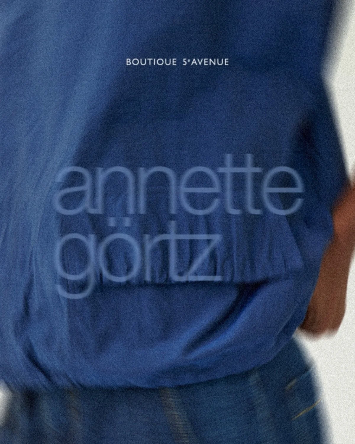 Pleins feux sur Annette G&ouml;rtz 🖤

L&rsquo;avant-garde discr&egrave;te : l&rsquo;ADN de la maison allemande se manifeste &agrave; travers des silhouettes minimalistes et des teintes intentionnelles. Synonyme d&rsquo;intemporalit&eacute;, chaque s