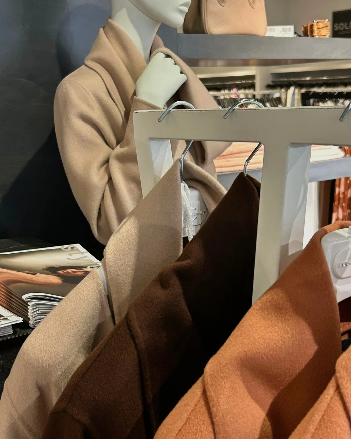 D'humeur pour de la chaleur ? 🌞

Luisa Cerano d&eacute;voile sa toute nouvelle collection &agrave; travers une palette qui oscille entre tension maitris&eacute;e et s&eacute;r&eacute;nit&eacute; chaleureuse. Les mati&egrave;res volumineuses s'agence