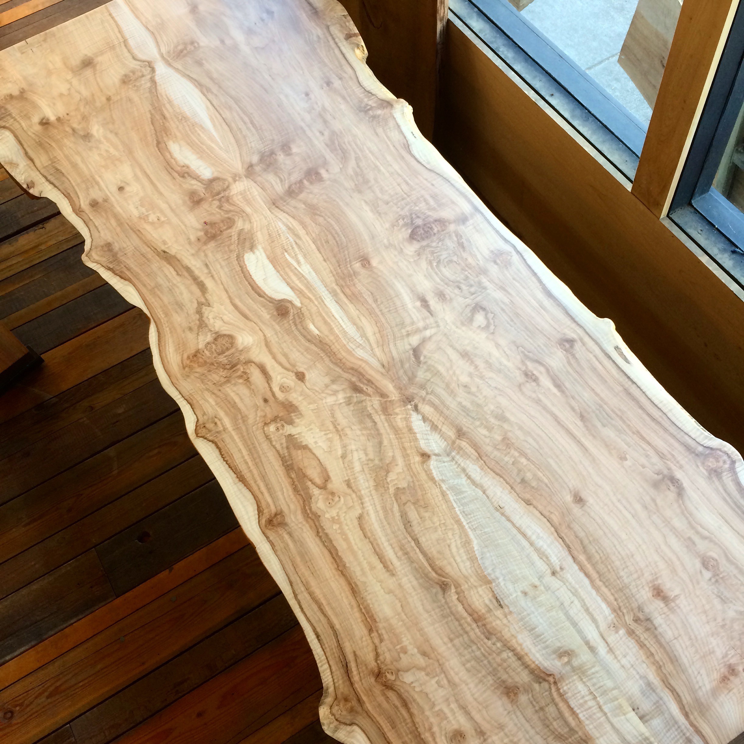 BOOKMATCH (2 slabs from same log creating mirror image)
