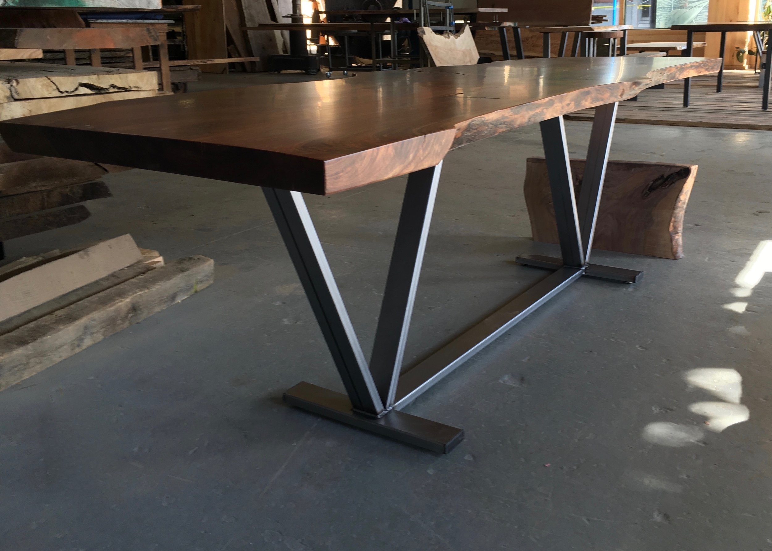 DOUBLE V BASE in silver steel