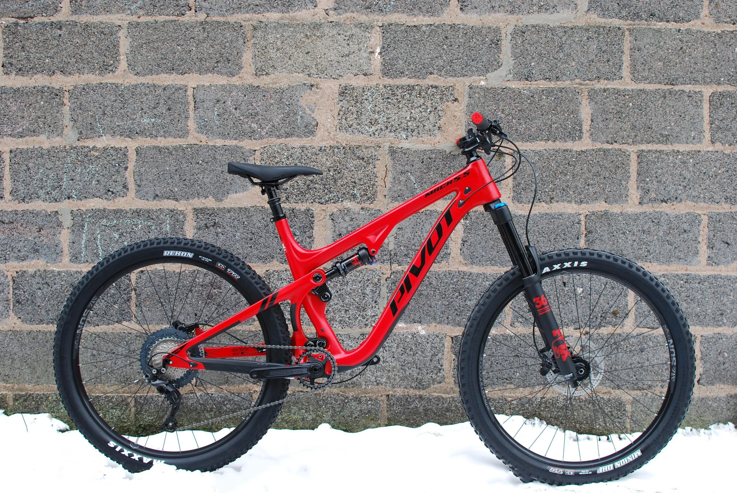 Pivot Cycles Red MTB
