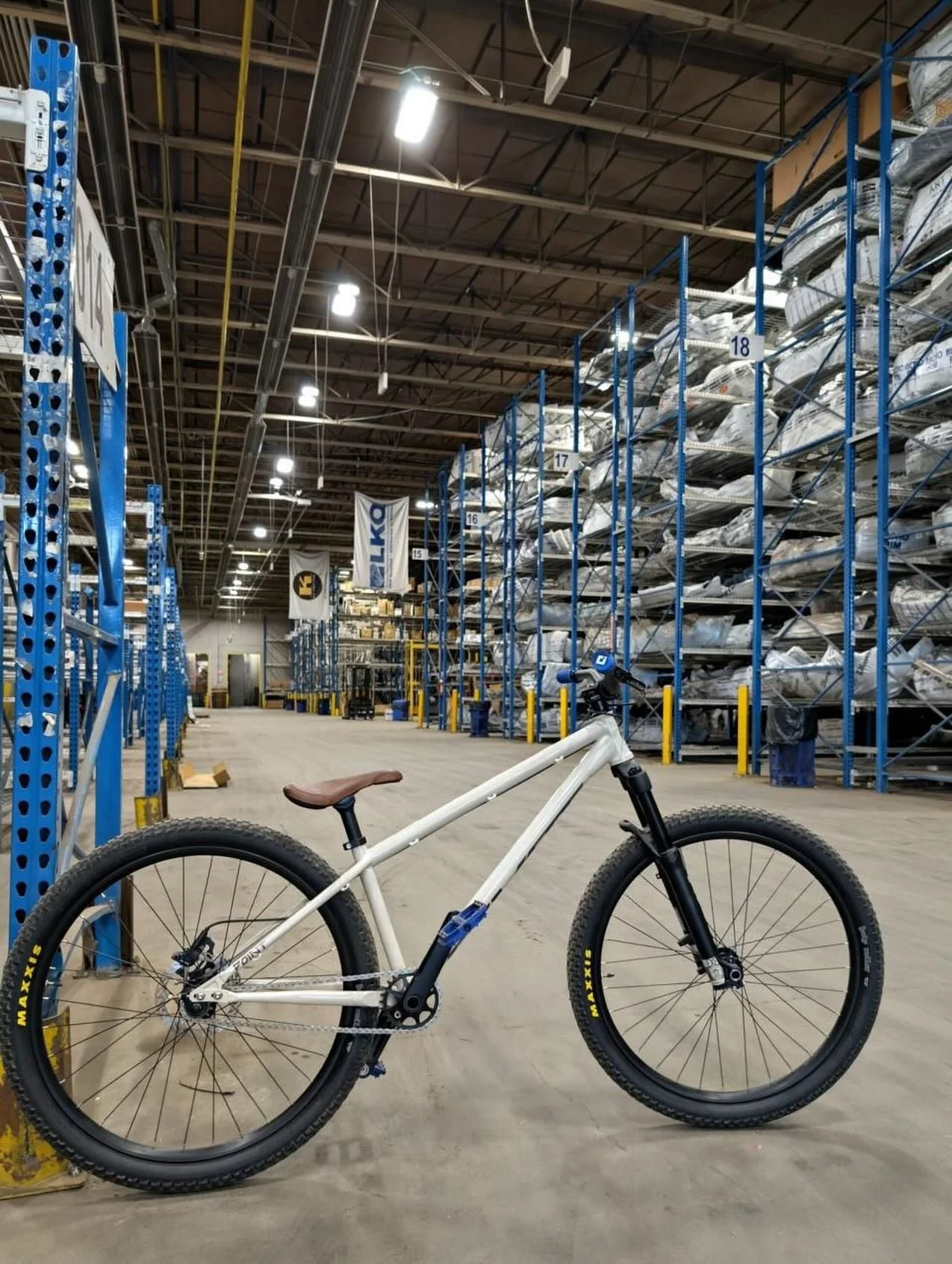 When boss @zakkkwylde rides a @pivotcycles Point meetings turn into lap sessions!

#piviotpoint #pedalmontclair