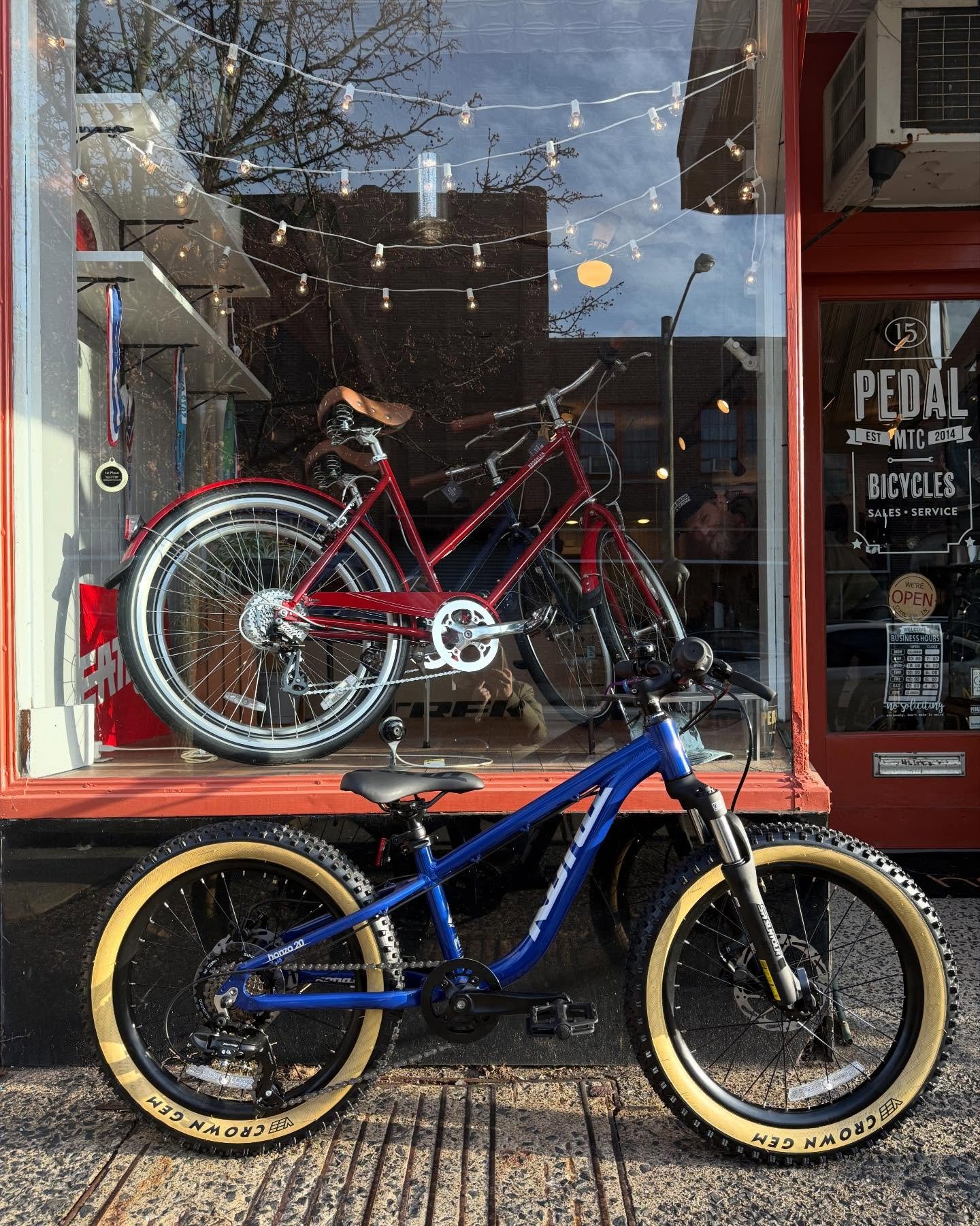@konabikes Honzo 20 is a sweet ride for a kid who rides hard and wants to explore a bit farther. It has that Kona durability for when your little one gets rowdy! 

#konahonzo #pedalmontclair #mtbkids #morekidsonbikes #shoplocal #supportyourlocalbikes