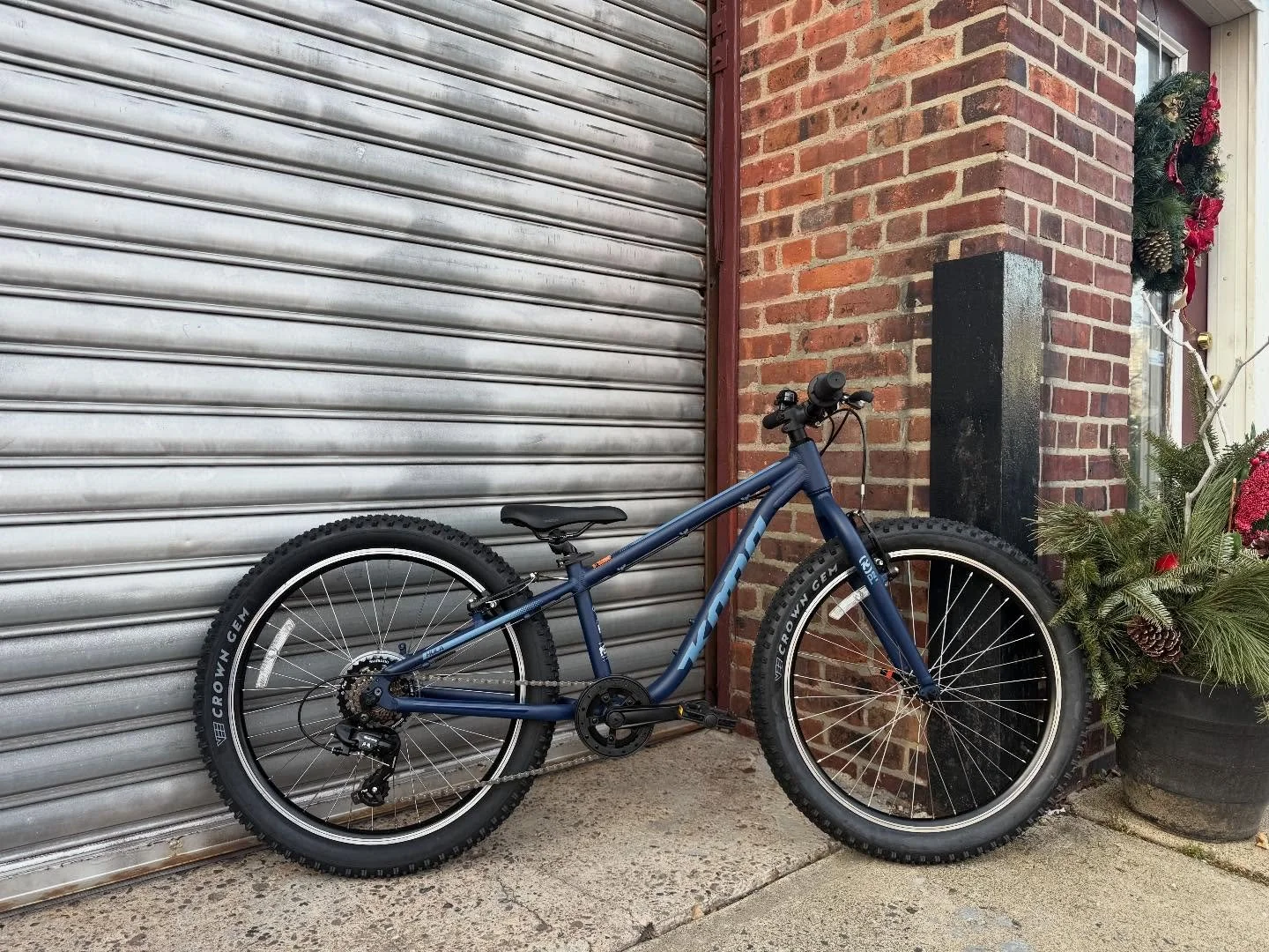 The kids will want to ride an extra loop with the Kona Hula!

&bull; 24&rdquo;
&bull; 2.6&rdquo; tires
&bull; 1x drivetrain
&bull; oh and a bell! 

#konabikes #konahula #pedalmontclair #mtbkids #morekidsonbikes #shoplocal #supportyourlocalbikeshop #t