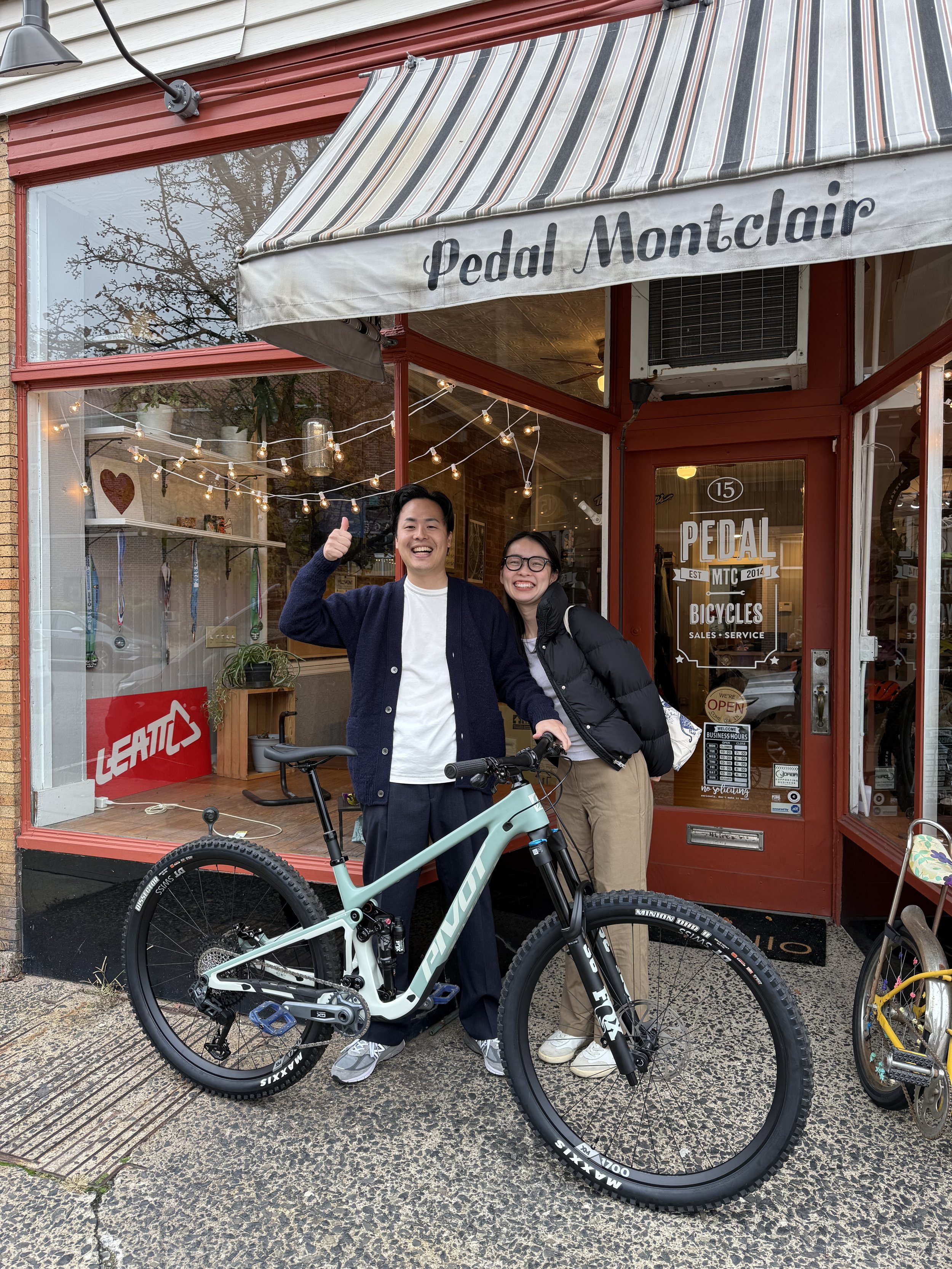 happy couple Pivot Trailcat mtb local