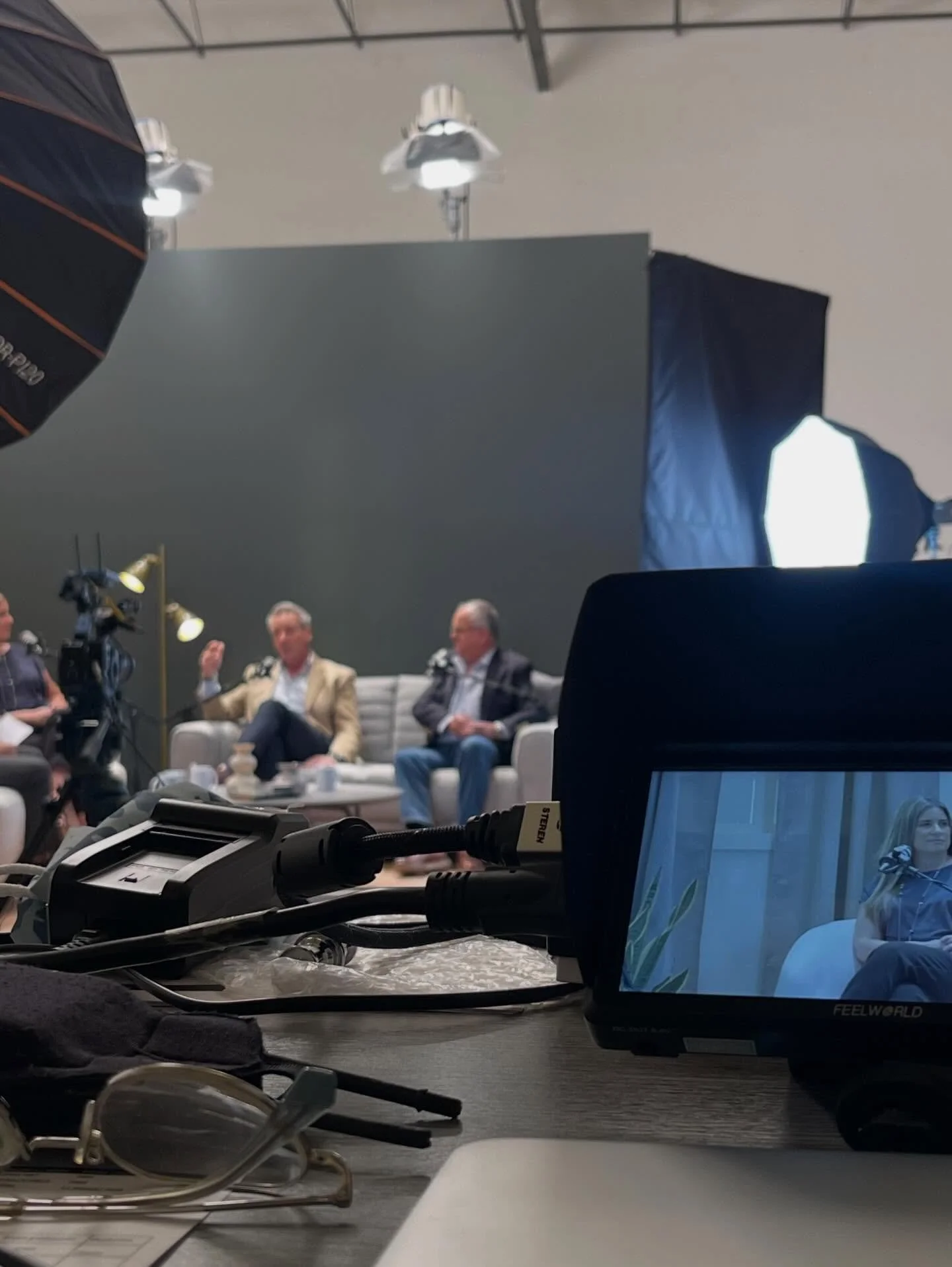 Un poco m&aacute;s de BTS y 2 C&aacute;psulas de los Podcasts para @experience_by_saludsa 🎥🎙️ 
&bull;
#ecuador #espa&ntilde;a #direccion #produccion
