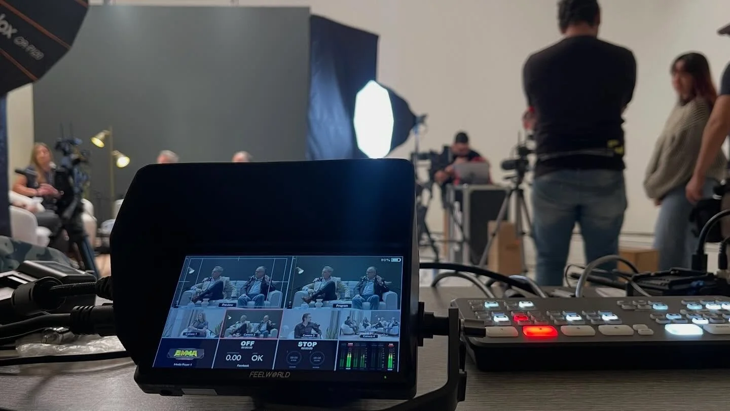 Work hard Play Hard 🎥
&bull;
BTS de Direcci&oacute;n y Producci&oacute;n de Podcasts aqu&iacute; con @cris_sais en 🎙️
&bull;
#producer #director #podcasts