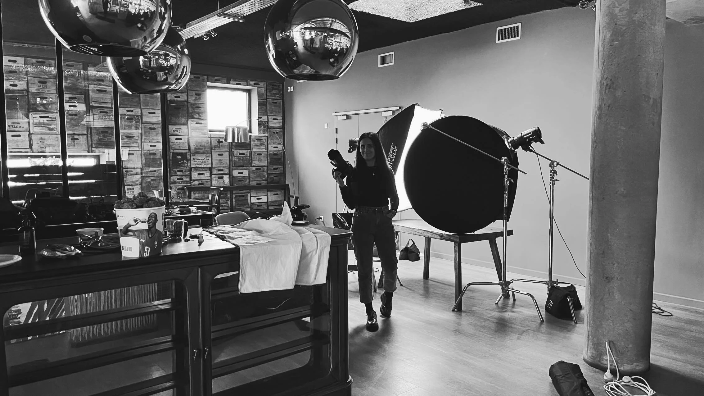 BTS KFC / W. PACHO shoot en Paris 🎥🔥
&bull;
Tuvimos una hora para hacer el setup en un restaurante en Paris mientras en otra &aacute;rea armaban todo para el rodaje, @loia_studio que se sumo de asist de foto con todas las ganas y yo, preparamos tod