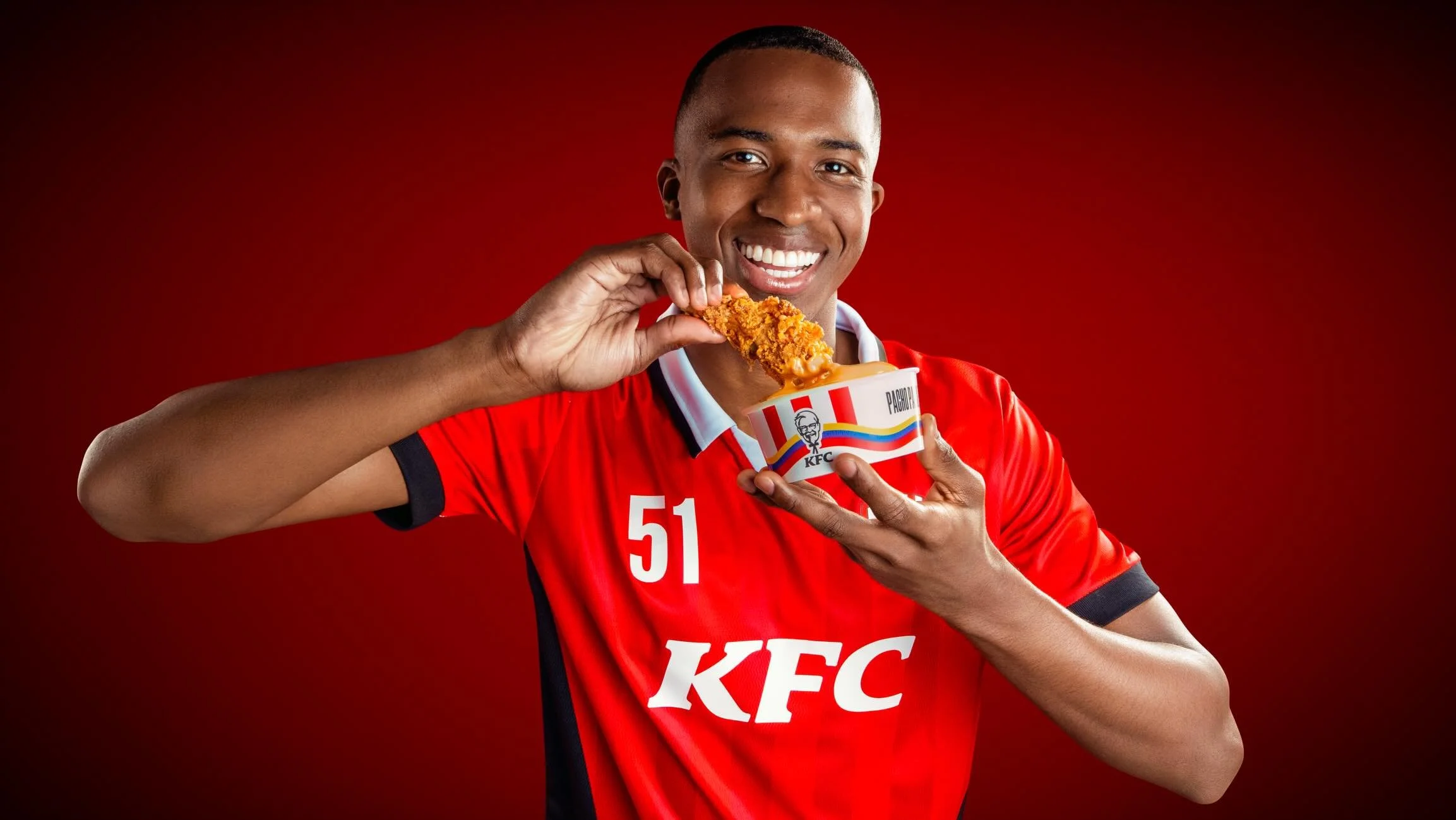 Fotograf&iacute;a para KFC / W. PACHO shoot en Paris 🎥🔥
&bull;
En este trabajo he realizado la iluminaci&oacute;n / fotograf&iacute;a &amp; post en tiempo r&eacute;cord. Tuvimos una hora para hacer el setup en un restaurante en Paris mientras en ot