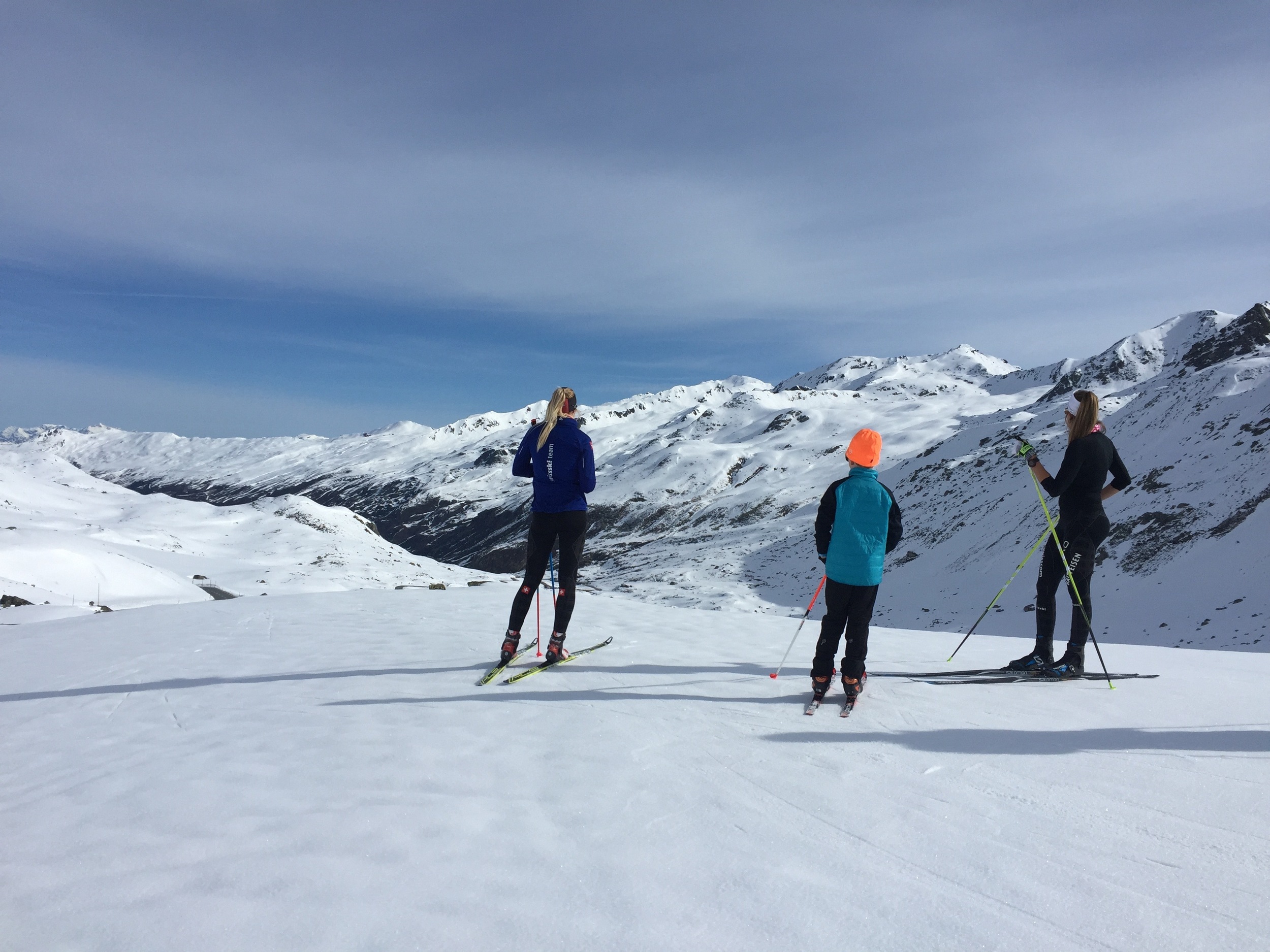  Enjoying the view on Flüelapass. 