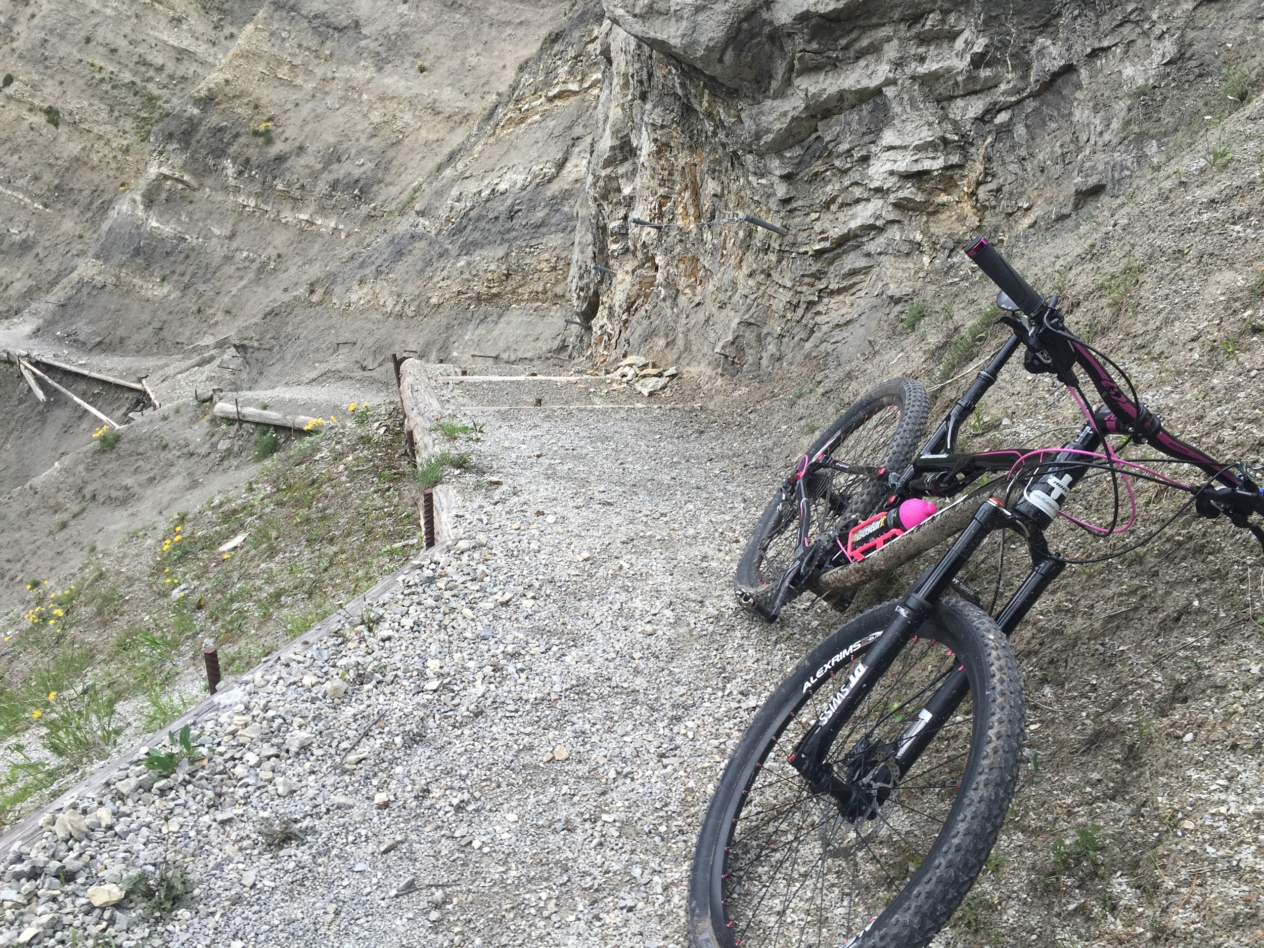  Exploring the trails in and around Davos seems to never end. This trail connects Davos to Filisur, much more gnarly than I expected...!! 