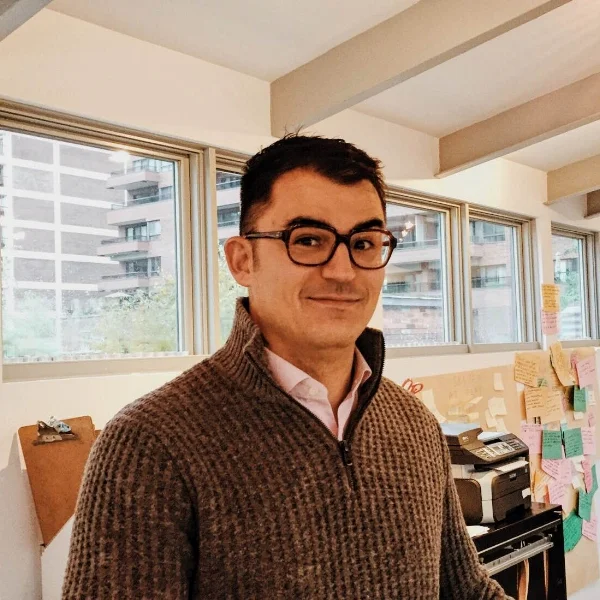 ALEXANDRE MIREAULT Alexandre Mireault est un avocat spécialisé en litiges commerciaux à Montréal. Originaire du Manitoba, il s'est installé à Montréal afin de poursuivre ses études à la Faculté de Droit de l'Université McGill. Ayant travaillé pendant plusieurs années à l'étranger, il est retourné à Montréal où il s'est impliqué avec enthousiasme dans l'engagement communautaire.