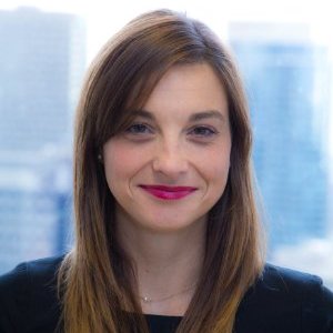 SARAH HOUDE Sarah Houde œuvre d’abord comme directrice des communications et des relations publiques auprès d’entreprises privées et d’organismes à but non lucratif. C’est ensuite à titre de directrice générale qu’elle prend les rênes de l’organisme d’adéquation formation-emploi pancanadien Fusion Jeunesse dont la croissance doublera pendant les trois ans de son leadership. Puis, elle se joint à l’équipe de la société de placement privé XPND Capital à titre de vice-présidente des affaires publiques et gouvernementales ; elle y pilote plusieurs dossiers en électrification des transports. À l’automne 2017, on la nomme directrice générale de la nouvelle grappe industrielle des véhicules électriques et intelligents du Québec avec le mandat de positionner la province parmi les leaders mondiaux du secteur. Mme Houde est titulaire d’un baccalauréat et d’une maîtrise en science politique, ainsi que d’un DESS en gestion.