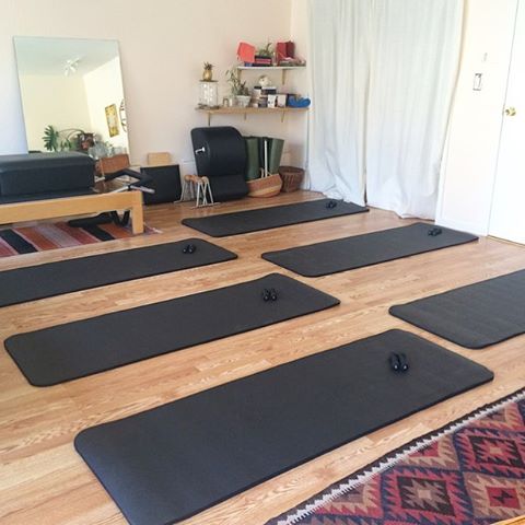 Pilates mat classes for ALL bodies coming to a Tuesday near you (if you live in Oakland). More info coming soon!! 💪🏽💪🏾💪🏿🍍
#Pilates #classicalpilates #pilatesmat #pilatesforallbodies