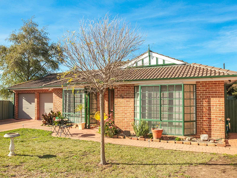 Closer to the school, this Anne Clark Ave home with 4 bedrooms and two bathrooms on 688m2 sold for $595,000 in October 2016.