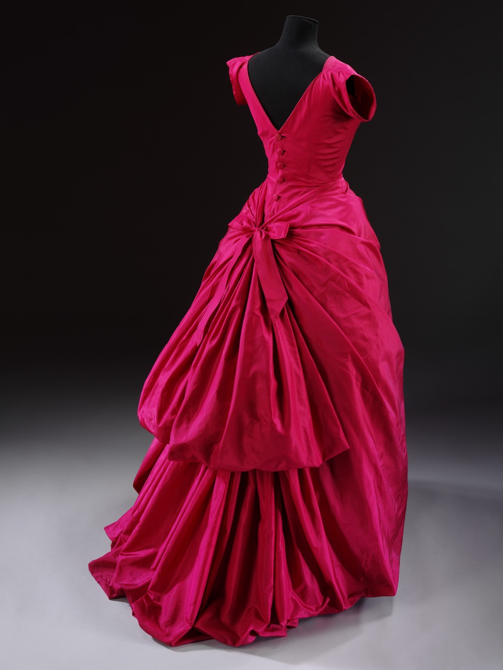 Evening dress, silk taffeta, Cristóbal Balenciaga, Paris, 1955 © Victoria and Albert Museum, London